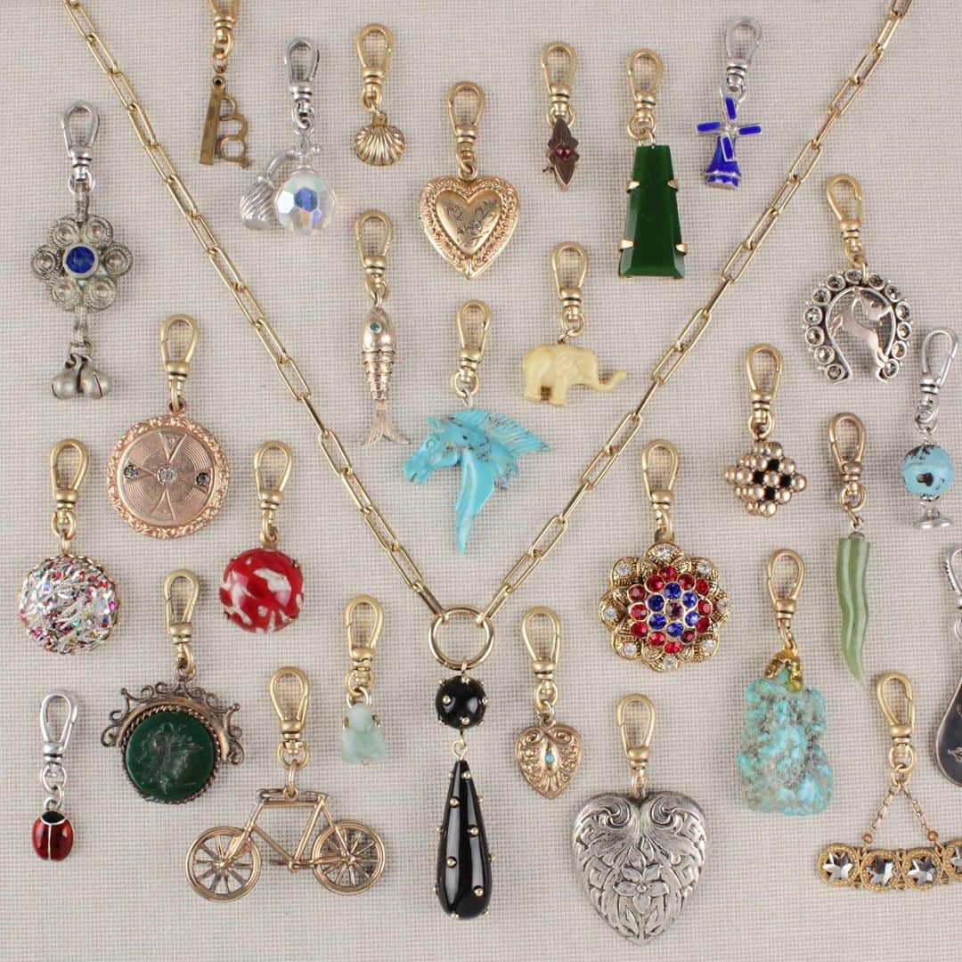 ルル フロストのインスタグラム：「The Friends + Family sale is officially ON - Enjoy 25% Off FW19, Best-sellers, Vintage (including charms!), Zodiacs + Code Fine Jewelry and more. Shop via link in bio. #lulufrost」