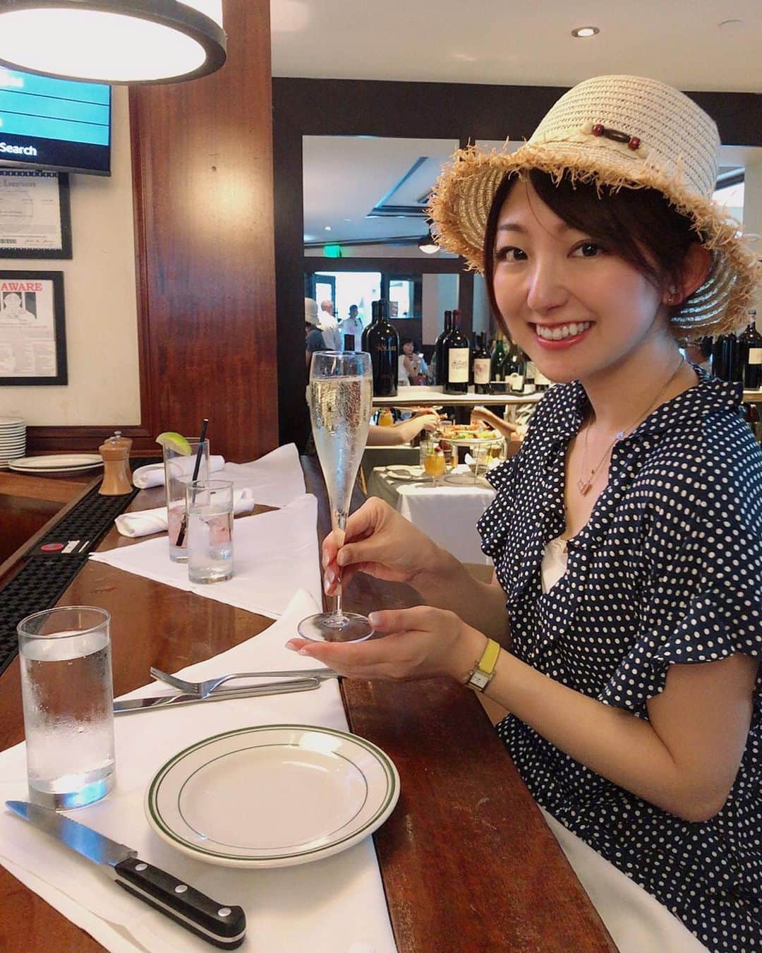 尻無浜冴美のインスタグラム：「ハワイ着いてすぐに❗️﻿ #ウルフギャング 行った〜 ウワサのハッピーアワーしたくて💕﻿ ウルフギャング いいお値段するのにハッピーアワーはほんとお得で♪﻿ ビール5＄、ワイン8＄、ミニロコモコも8＄だったよ安い😍﻿ ニューヨークサーロインも頼んじゃった♪柔らかくてお肉の味しっかりしてて美味しかった〜！﻿ 妹がご馳走してくれた💖 着いてソッコー、ステーキ最高🥳💖﻿ ﻿ ﻿ ﻿ ﻿ #ハワイ﻿ #hawaii﻿ #ワイキキ﻿ #ウルフギャングハワイ  #ステーキ﻿ #wolfgangsteakhouse  #ウルフギャングステーキハウス  #ウルフギャングホノルル  #ハッピーアワー  #ステーキ好き #🥩」
