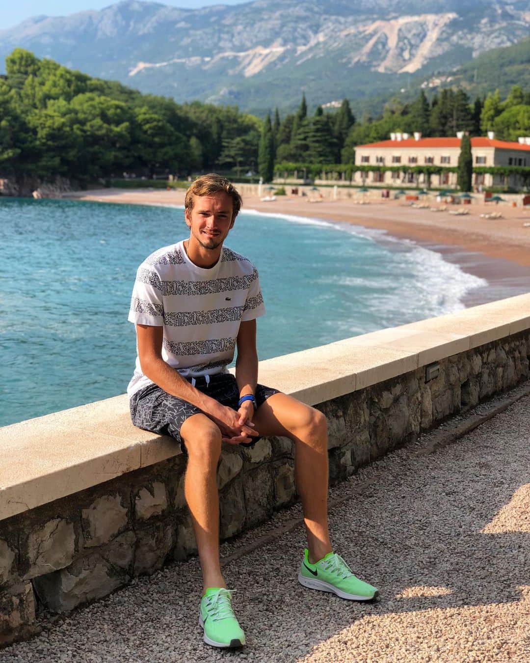 ダニール・メドベージェフのインスタグラム：「Out off office 😴🌊」