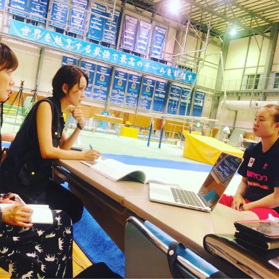 沢口千恵のインスタグラム：「体操の宮川紗江選手の新しいプログラムに参加させていただきます。  紗江さんの練習を見学させていただいてその澄んだ輝きに惹きこまれていました。とても素敵！！ 来年に向けてたくさんイメージして、みなさんのお力になれるように頑張ります٩(ˊᗜˋ*)و  #体操 #宮川紗江 さん #壱城あずさ さん #表現 #沢口千恵」