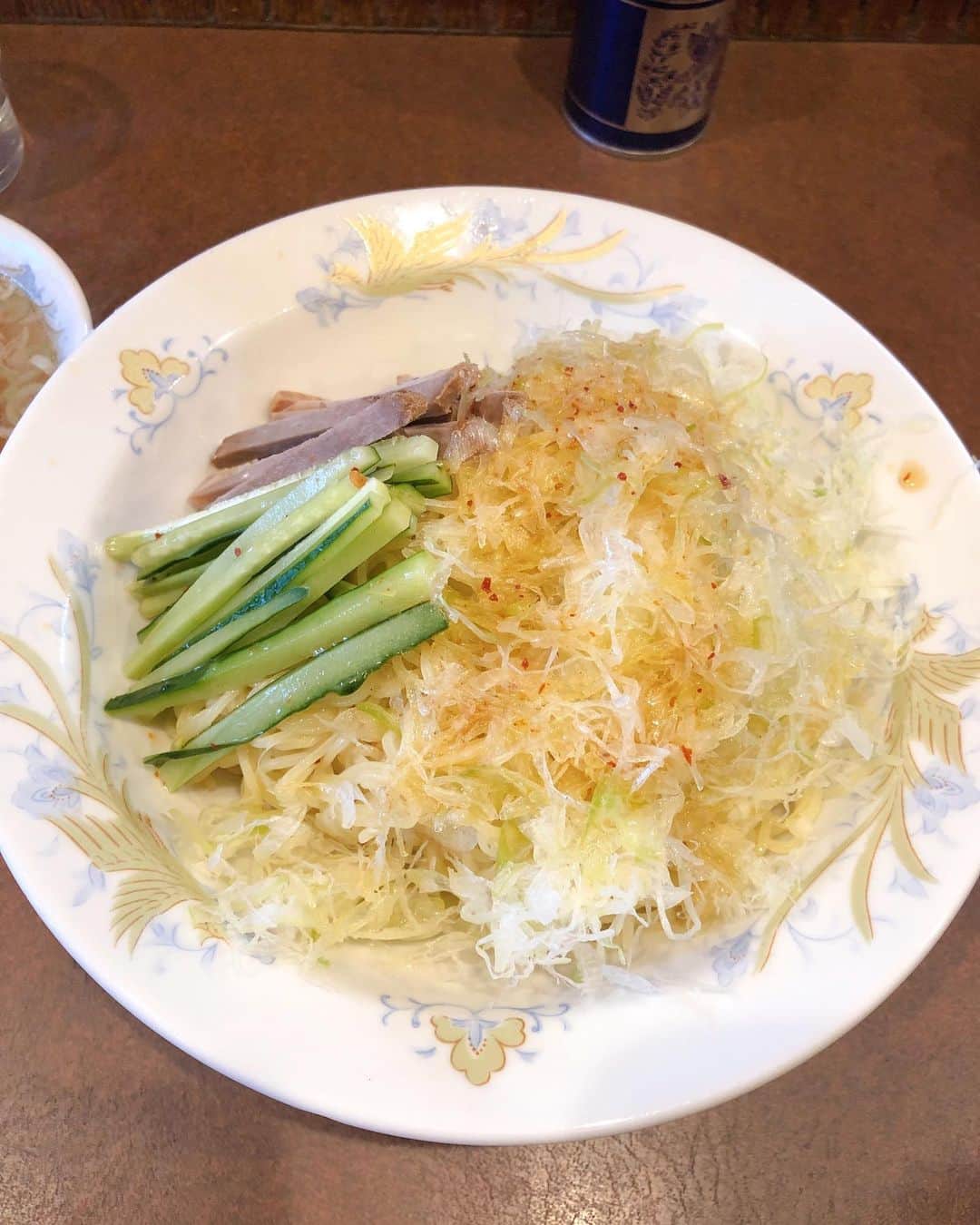 加藤紀子のインスタグラム：「これ食べないで夏が始まるか！って思ってたくせに😭  鶏舎の冷やしネギそば、ギリギリ間に合って、心置きなく夏とさよなら。  寂しさを埋めるかのよう、 鶏舎Tシャツ買いました😃  #冷やしネギそば永遠に」