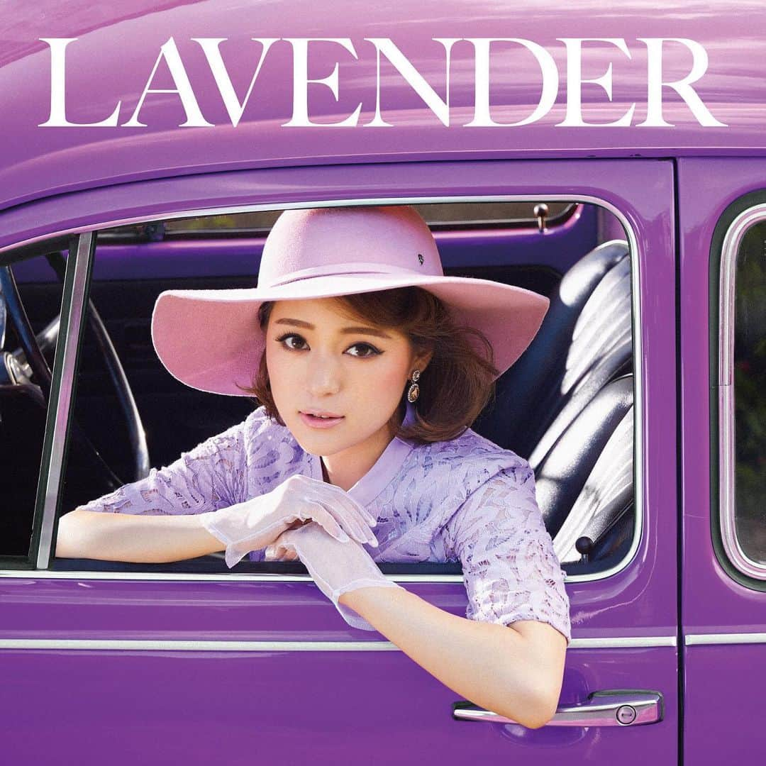 chayさんのインスタグラム写真 - (chayInstagram)「【ご報告】 3枚目のアルバム「Lavender」のリリースが11/13(水)に決定しました！！💜💜💜 前作chayTEAから2年5ヶ月ぶりのフルアルバム。 シングル曲から、書きたての新曲まで、全14曲収録しました✨ この一枚が完成するまでの道のりが長かった分、待っていて下さった皆さんにやっとお伝えすることが出来て本当に嬉しいです😢 中でも最も新境地に挑戦した1stリード曲「砂漠の花」がたった今からMV公開＆先行配信がスタートになりました‼️ プロフィールページのURLから飛んでね🕊 初回盤には、chayオリジナルスマホリング付きICホルダー(全3種類)がセットに🥳更に店舗別で、chay2020年ポスターカレンダー(全7種類)が付いてくるなど、特典盛り沢山です🌟  さて、今回のタイトル「Lavender」に込めた想いを書かせてください☺︎ ラベンダーの花言葉、「繊細」「疑い」「期待」「沈黙」「許し合う愛」「優美」が、今の私が抱える気持ちと重なったことから、今作は生まれました。 これまで楽曲制作をするにあたり、“その時にしか書けない気持ちや言葉” を大切にしてきました。特に、20代最後のアルバムとなる今作は、そんな等身大の気持ちを詰め込んだ一枚です。 同世代の女性が感じる、漠然とした不安や焦りや迷いに寄り添いながらこのアルバムの制作に向き合いました。 同世代の女性だけでなく、年齢、性別問わずどんな人でも感じ得る、言わば“アイデンティティクライシス”がテーマになっている楽曲も多いので、こんな時代だからこそ悩みを抱える沢山の方に聴いて頂きたいです。  こうして3枚目のアルバムをリリースさせて頂けるのも、いつも応援して下さっている皆さんのお陰です。本当にいつもありがとう☺︎ これからもみんなと一緒に成長していきたい、歩んでいきたいという思いを込めたアルバム。  是非楽しみにしてて下さると嬉しいです🥰  chay  #chay #lavender」9月13日 0時00分 - chay1023_official