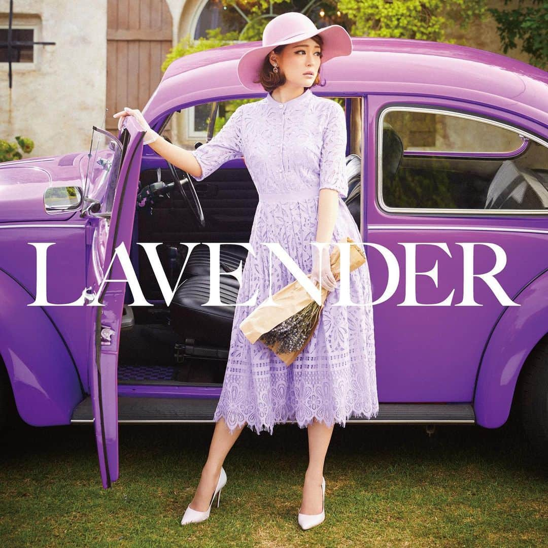 chayさんのインスタグラム写真 - (chayInstagram)「【ご報告】 3枚目のアルバム「Lavender」のリリースが11/13(水)に決定しました！！💜💜💜 前作chayTEAから2年5ヶ月ぶりのフルアルバム。 シングル曲から、書きたての新曲まで、全14曲収録しました✨ この一枚が完成するまでの道のりが長かった分、待っていて下さった皆さんにやっとお伝えすることが出来て本当に嬉しいです😢 中でも最も新境地に挑戦した1stリード曲「砂漠の花」がたった今からMV公開＆先行配信がスタートになりました‼️ プロフィールページのURLから飛んでね🕊 初回盤には、chayオリジナルスマホリング付きICホルダー(全3種類)がセットに🥳更に店舗別で、chay2020年ポスターカレンダー(全7種類)が付いてくるなど、特典盛り沢山です🌟  さて、今回のタイトル「Lavender」に込めた想いを書かせてください☺︎ ラベンダーの花言葉、「繊細」「疑い」「期待」「沈黙」「許し合う愛」「優美」が、今の私が抱える気持ちと重なったことから、今作は生まれました。 これまで楽曲制作をするにあたり、“その時にしか書けない気持ちや言葉” を大切にしてきました。特に、20代最後のアルバムとなる今作は、そんな等身大の気持ちを詰め込んだ一枚です。 同世代の女性が感じる、漠然とした不安や焦りや迷いに寄り添いながらこのアルバムの制作に向き合いました。 同世代の女性だけでなく、年齢、性別問わずどんな人でも感じ得る、言わば“アイデンティティクライシス”がテーマになっている楽曲も多いので、こんな時代だからこそ悩みを抱える沢山の方に聴いて頂きたいです。  こうして3枚目のアルバムをリリースさせて頂けるのも、いつも応援して下さっている皆さんのお陰です。本当にいつもありがとう☺︎ これからもみんなと一緒に成長していきたい、歩んでいきたいという思いを込めたアルバム。  是非楽しみにしてて下さると嬉しいです🥰  chay  #chay #lavender」9月13日 0時00分 - chay1023_official