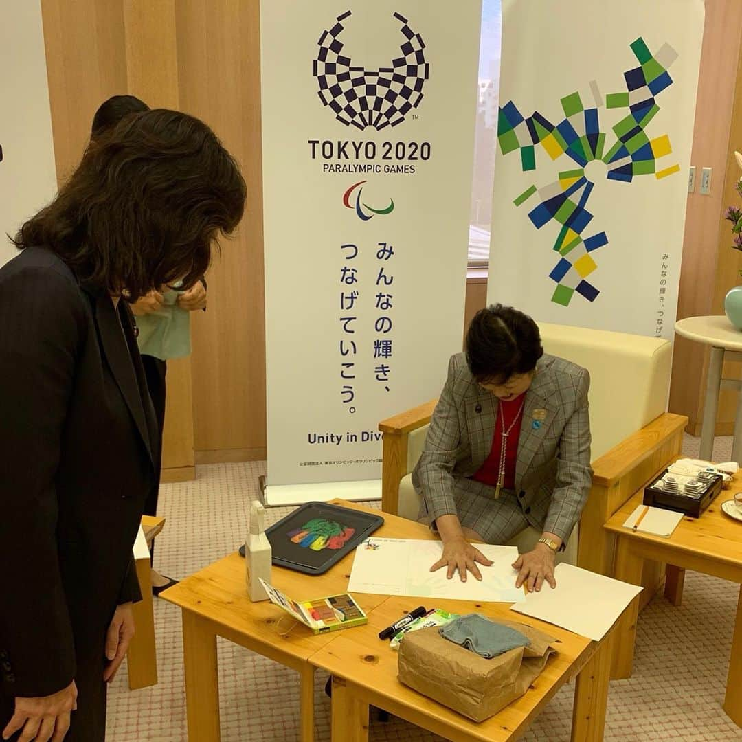 野田聖子さんのインスタグラム写真 - (野田聖子Instagram)「本日は「一般社団法人 HAND STAMP ART PROJECT」の皆さんとともに、小池東京都知事と面談してまいりました。同団体は、病気や障害を持つ子どもと、プロジェクトを応援してくださる皆さまの手形・足形などをいただき、それを使ってモザイクアートを作り、ギネス記録への挑戦や東京パラリンピック関連施設での連携を目指すという活動をしています。そのため、趣旨にご賛同いただいた小池都知事の手形をいただきました。  手形を取る際はキットパスという環境固形マーカーを使っています。このキットパスは日本理化学工業株式会社の商品であり、同社は全体の70％以上が知的障害を抱えている社員さんという障害者雇用を積極的に推進している素晴らしい会社なのです。こういったところにも、障害者福祉の見えない連携があり、社会進出の後押しにも繋がるとても良い取り組みだと思います。皆さまもハンドスタンプへのご協力いただければ幸いです。  #野田聖子 #小池百合子 #HAND STAMP ART PROJECT #モザイクアート #東京パラリンピック #小池都知事 #キットパス #日本理化学工業株式会社 #知的障害 #障害者雇用 #障害者福祉 #ハンドスタンプ」9月13日 0時03分 - seiko.noda