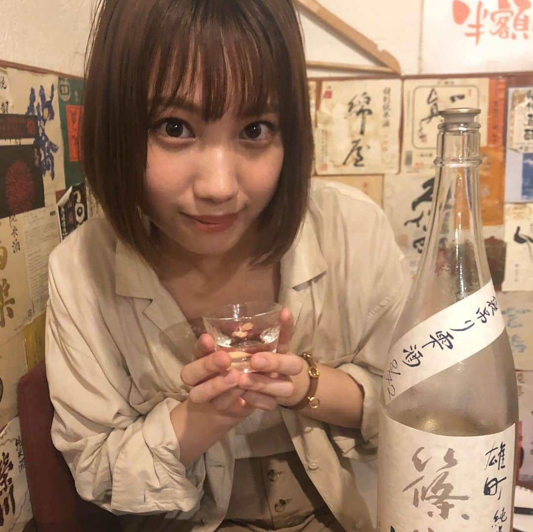 高野祐衣さんのインスタグラム写真 - (高野祐衣Instagram)「今宵も♡﻿ ﻿ ﻿ ﻿ ﻿ 雄町に反応してしまったこちら、﻿ 『篠峯』 純米吟醸 ﻿ ﻿ 白で統一された瓶がタイプ〜✨﻿ まだまだ暑いから、涼しげ◎﻿ ﻿ なんと見た目通り、香りも清涼感があって﻿ 味もみずみずし〜！！！﻿ 旨味はあんまり感じないけど、﻿ ほのかにフルーティーで、﻿ 後味に雄町らしい酸の感じ。﻿ 透明のお猪口がぴったりなんですよこれがまた。﻿ ﻿ ﻿ ﻿ 最近ハマってる水茄子のお刺身と♡﻿ フルーツみたいだから﻿ フルーティーな日本酒と合う合う✨﻿ お試しあれ^ ^﻿ ﻿ ﻿ ﻿ ﻿ #日本酒 #日本酒女子﻿ #篠峯 #奈良県 #千代酒造﻿ #純米吟醸 #雄町﻿ #ゆいぽんしゅ」9月13日 0時05分 - yuipooon12_06