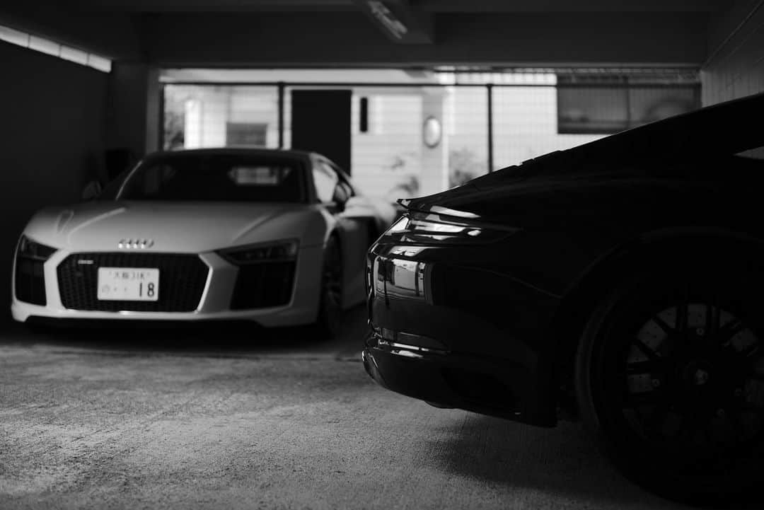 のインスタグラム：「audiR8 / 911GTS #audi #audir8 #carrera #gts #porsche911gts #porsche #基地 #pccd #スーパーカー #大阪 #fivefocus #ジェットブラック #福島 #西区 #車 #車好きな人と繋がりたい  #leica #leicam10p #summilux50mm @mottosatoshi @soborodon22 @shimisun @mkyohei @fumihikokawaura @blue_akira @yohtakao @taroshin.official @porsche @porscheclub」