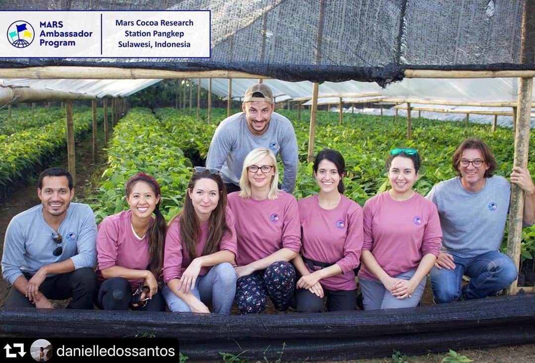 Marsさんのインスタグラム写真 - (MarsInstagram)「Through the Mars Ambassadors Program, Associates connect directly with the people and organizations, working with us to create the world we want tomorrow. #TomorrowStartsToday .  #Repost  Over the past week, I have worked on a global assignment with Mars associates from around the world - US, UK, Italy, Spain, Poland, Ecuador, and Indonesia. Everyone was so encouraging, friendly, and positive. How can you not become close after waking up at 5am and working all day in 95 degree heat?! It was the quickest transition from strangers to close friends that I’ve ever experienced, and I already can’t wait to meet again! #Marsambassadors #Internationalcrew」9月13日 0時16分 - marsglobal