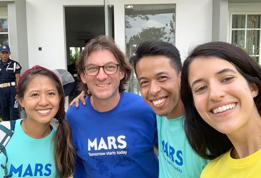Marsさんのインスタグラム写真 - (MarsInstagram)「Through the Mars Ambassadors Program, Associates connect directly with the people and organizations, working with us to create the world we want tomorrow. #TomorrowStartsToday .  #Repost  Over the past week, I have worked on a global assignment with Mars associates from around the world - US, UK, Italy, Spain, Poland, Ecuador, and Indonesia. Everyone was so encouraging, friendly, and positive. How can you not become close after waking up at 5am and working all day in 95 degree heat?! It was the quickest transition from strangers to close friends that I’ve ever experienced, and I already can’t wait to meet again! #Marsambassadors #Internationalcrew」9月13日 0時16分 - marsglobal
