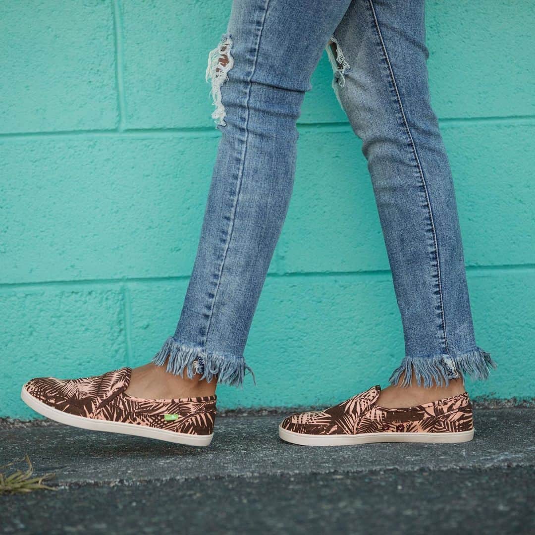のインスタグラム：「Breezily and easily moving from summer into fall. It’s the new Pair O Dice Prints in rose gold palm leaf. 🌴 #SanukPairODice #Sanuk #SmilePassItOn」