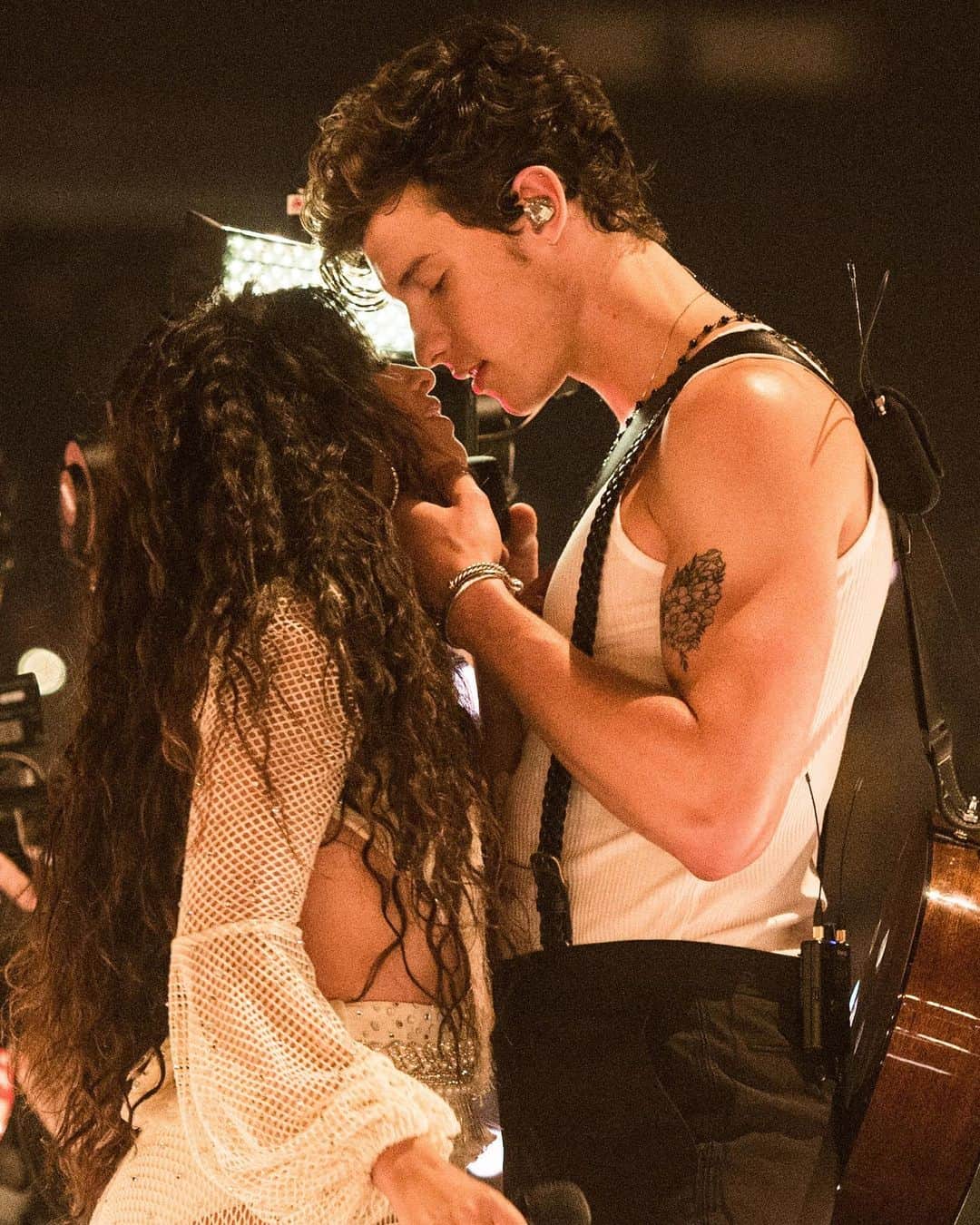 Teen Vogueさんのインスタグラム写真 - (Teen VogueInstagram)「Shawn Mendes and Camila Cabello just showed fans how they "really" kiss and I.... cannot unsee it!! Watch for yourself at the link in bio. 👀」9月13日 0時22分 - teenvogue