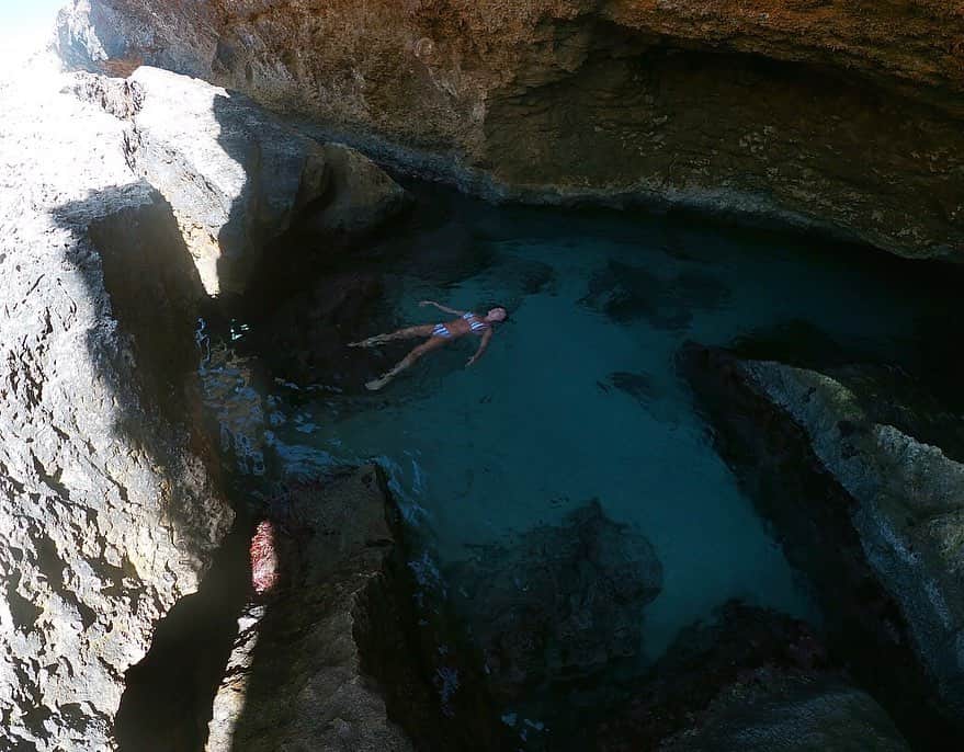 イモージェン・ケアンズのインスタグラム：「A secret hiding place 🌊🗺🐠 #arikoknationalpark #naturalpoolaruba #aruba #naturalpool #cave #arikok」