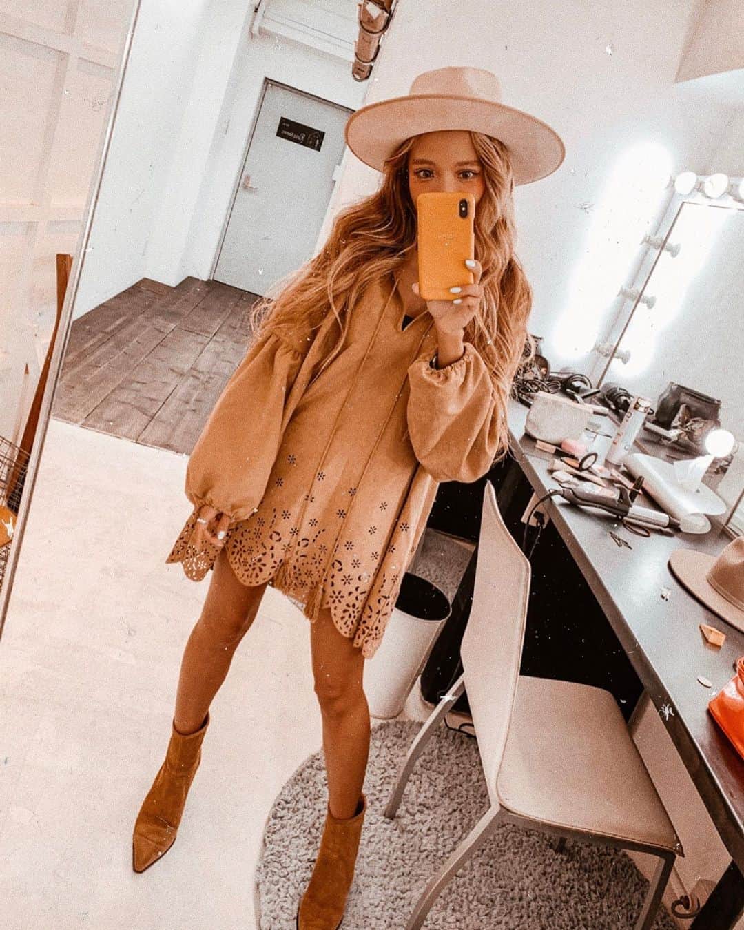 のインスタグラム：「shooting by @sandlessmoon ﻿ love / autumn bohemian styles🧡🍁🐫﻿🍁🤟🏾﻿ sandlessmoonの撮影へ🧡﻿ ﻿  秋のボヘミアンってホントに格別💐💐 なんでこんなに たまらないんだろ～〜🙈💭💐🦁 質感の良い、ベージュ、キャメル、アイボリーがいっぱい🌹 @mayu_1226_ の素敵な世界観が いっぱい詰まっててワクワクしたよ！！🙈❤️ リニューアルまでまもなく🧡﻿ せひぜひお楽しみに～！！！🐫💐﻿✨﻿ ﻿ #sandlessmoon#renewal #bohemian#boho#gypsy」