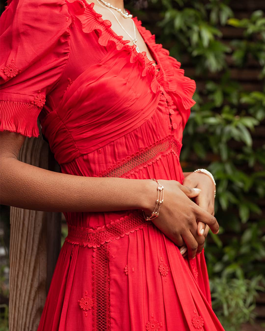 リンクスオブロンドンのインスタグラム：「How to style a maximalist dress? Offset the bold colour & frills with the delicate drape of our Essentials bracelet.  #LinksofLondon」