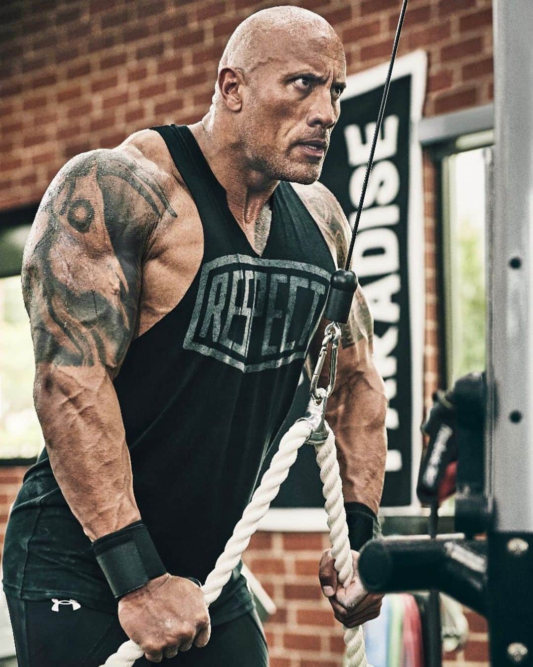 Under Armourさんのインスタグラム写真 - (Under ArmourInstagram)「It takes an Iron Will to train like @therock. The latest #ProjectRock collection drops 9/19.」9月13日 0時34分 - underarmour