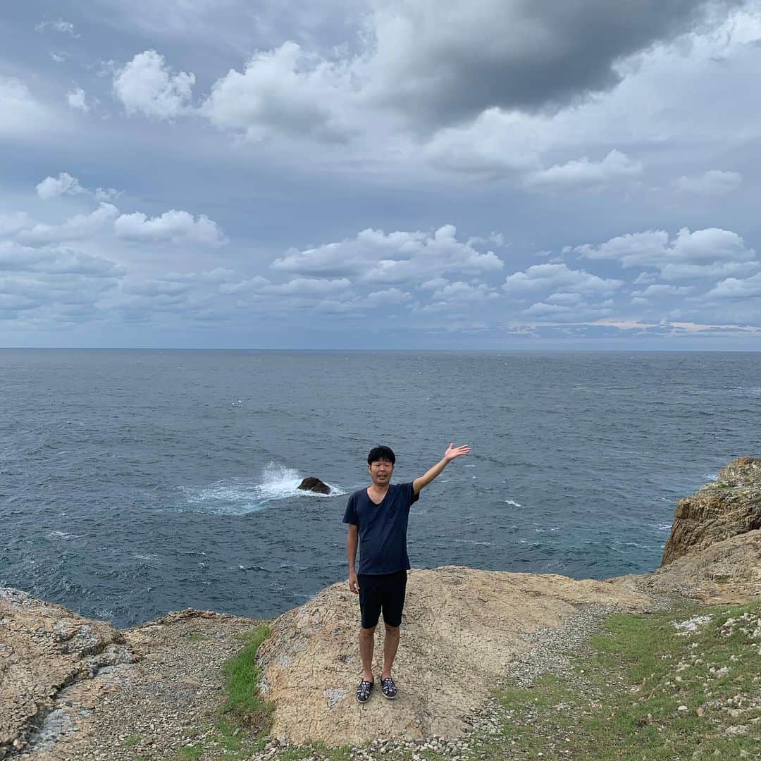 西川晃啓のインスタグラム：「気絶日本海  大海原を背中に気絶 #あるある探検隊#レギュラー#気絶#気絶の日々#ギャグ#ロケ#島根県#出雲市#日御碕#日本海#崖#怖い」