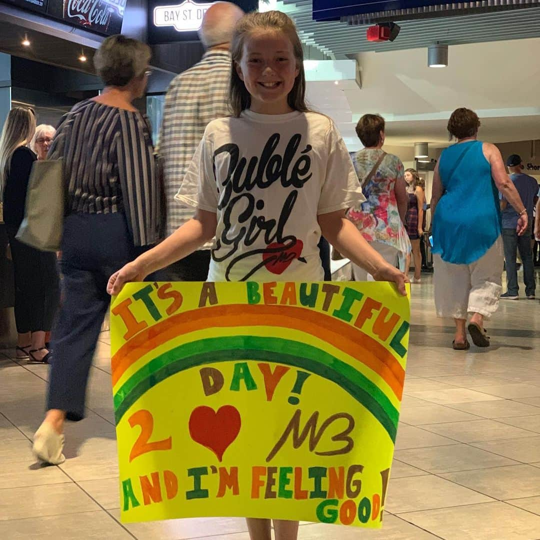 マイケル・ブーブレさんのインスタグラム写真 - (マイケル・ブーブレInstagram)「More fan photos have been added to Michael’s Facebook page. Europe - get your shirts and signs ready, the #MBWorldTour is headed your way in just a few days! What city will you be at?」9月13日 0時46分 - michaelbuble