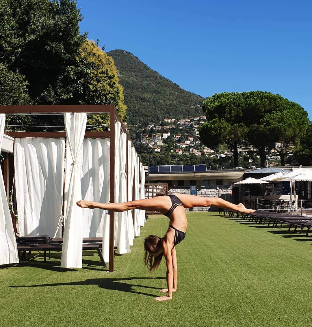 メリティナ・スタニウタさんのインスタグラム写真 - (メリティナ・スタニウタInstagram)「Italian espresso ☕ and beauty of this lake Como area 🌳🌱 makes me like this 🤯😋😎🤣 ⠀ #como #comolago #lagodicomo #lakecomo #italy #italia #melitinastaniouta #melitina #rhythmicgymnastics #gymnastics #rg #split #swimwear #sun #gymgirl #girl #girlinitaly #samsungbelarus #s10belarus #galaxys10 #vacation #sunshine #legs」9月13日 0時48分 - melitinastaniouta