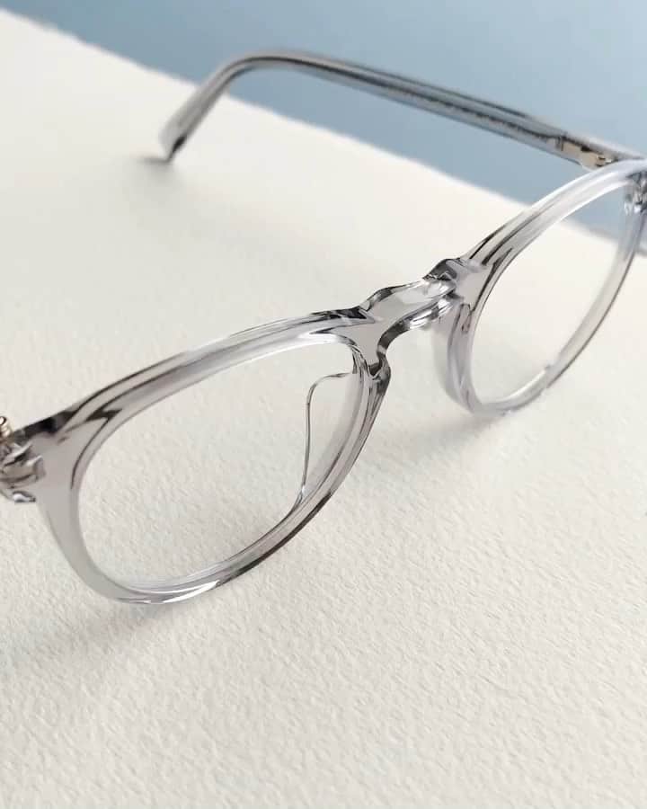 Warby Parkerのインスタグラム：「Do these nosepads look bigger? That's because they are! 😉 Check out our story for more on our newest Low Bridge Fit frames and how they help maximize comfort for those with lower nose bridges 👍(Pictured here: Stockton in Sea Glass Grey.)」