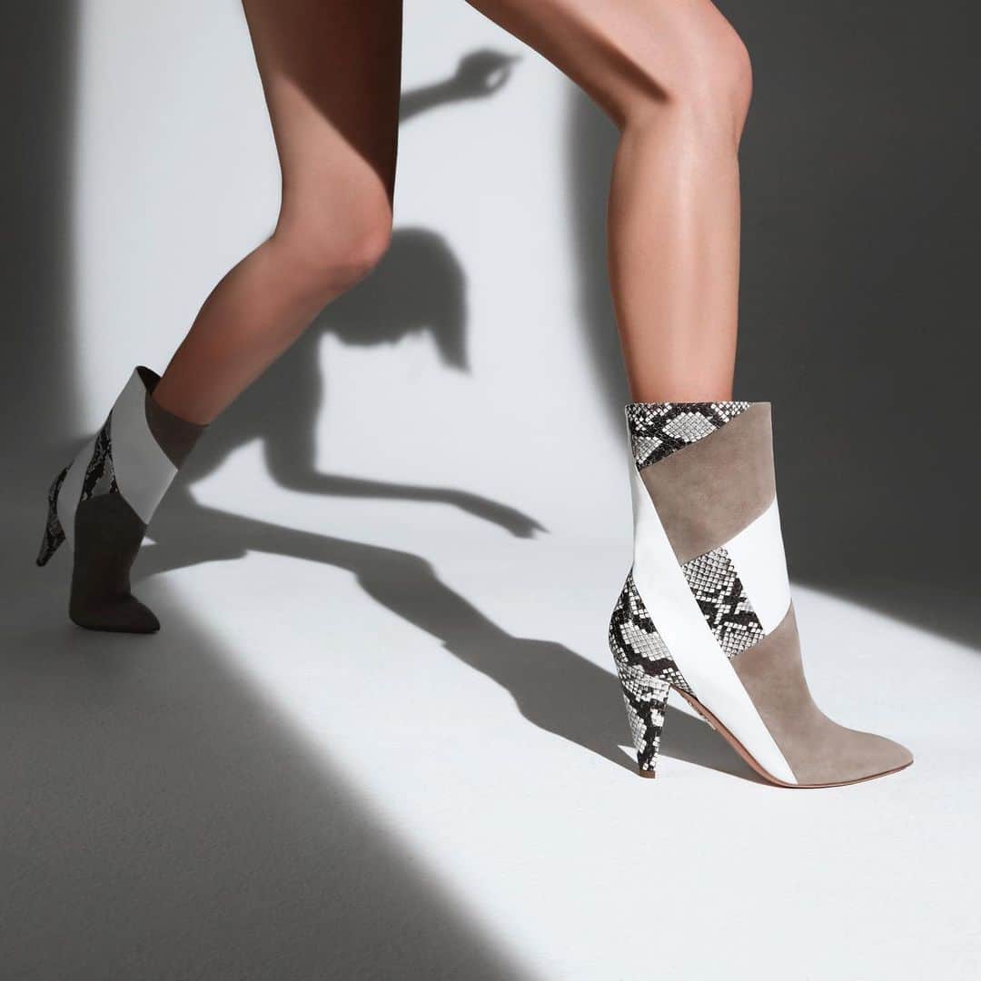 Aquazzuraさんのインスタグラム写真 - (AquazzuraInstagram)「For day, the collection features boots and booties with unique western-inspired detailing enhances the subtly wild essence of the collection.  Enjoy our Calder Boot 85 in soft suede, nappa and supple snake on www.aquazzura.com and in boutique. #AQUAZZURA #aquazzurafw19」9月13日 1時01分 - aquazzura
