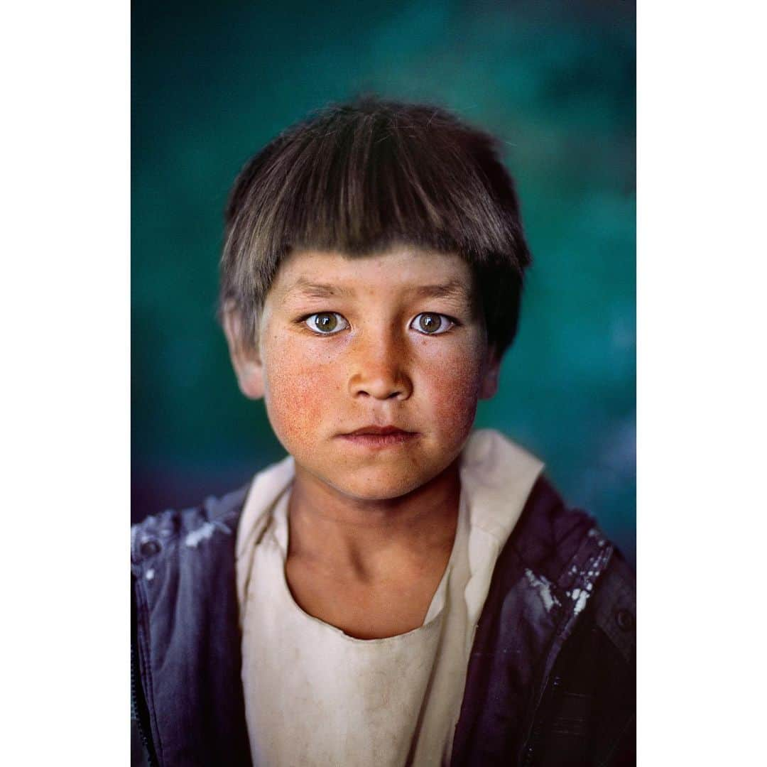 スティーブ・マカリーさんのインスタグラム写真 - (スティーブ・マカリーInstagram)「Portrait of a young Hazara boy. #Bamiyan, #Afghanistan, 2006.」9月13日 0時54分 - stevemccurryofficial