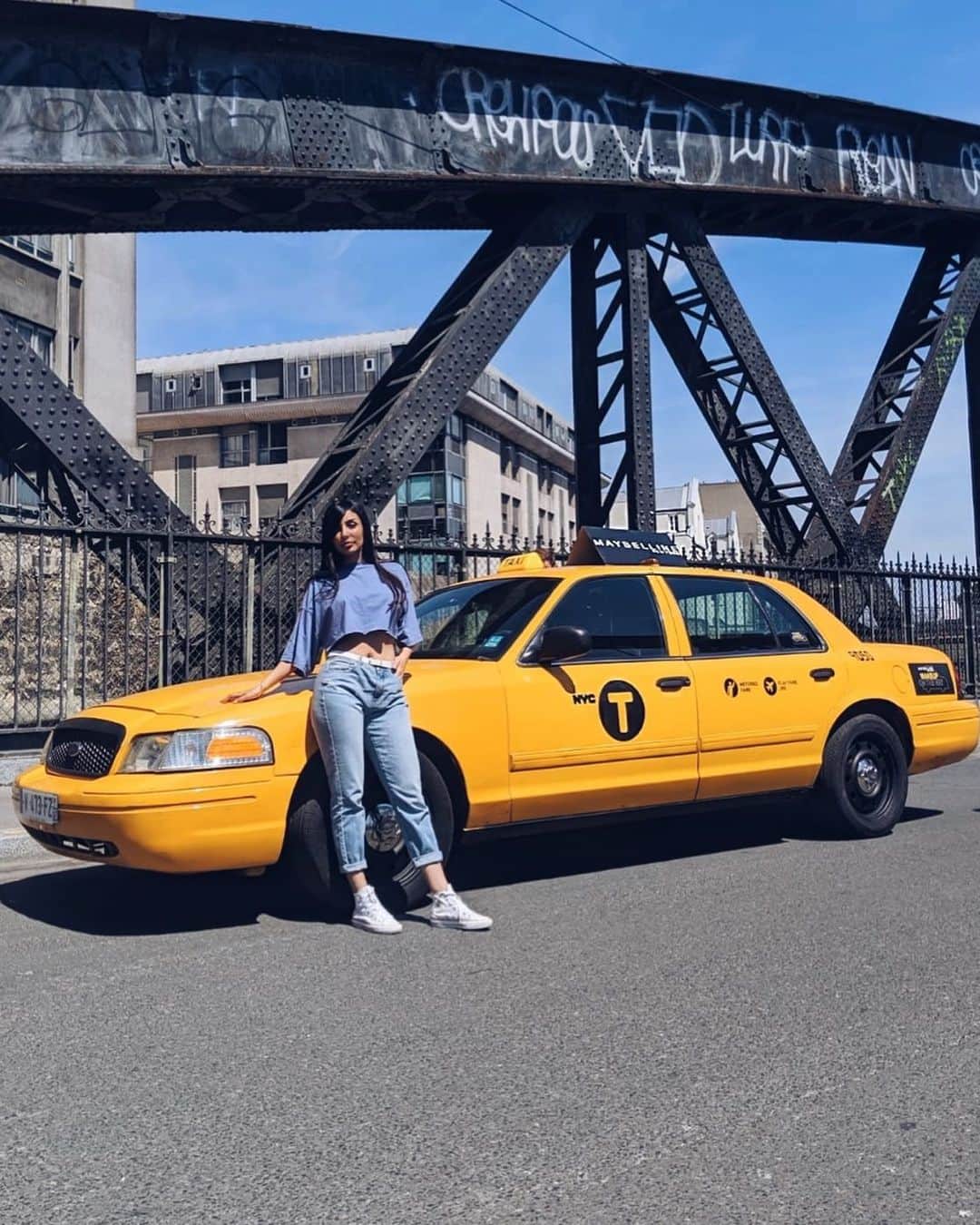 sananasのインスタグラム：「CONCOURS TERMINE. La gagnante est : @mikeldageorges 💝🤩Je déclare officiellement la série @Maybelline_fr Make Up On The Way lancée🚕🎉 YAYYY ! Découvrez vite le 1er episode dans lequel Maybelline me lance un sacré défi (au secours ...) 😂 ! RDV sur leur chaîne YouTube Maybelline New York FR pour un peu de rigolade ! À cette occasion pour marquer le coup On vous propose de gagner UN VOYAGE POUR 2 À NEW YORK 🗽OMAGAAAAD ! Ainsi que la même mallette que celle que j’ai dans l’épisode (avec les produits hein ahah)🥳 POUR PARTICIPER C’EST EASYYY : .Liker cette photo .Etre abonné au compte de @maybelline_fr et au mien (et oui je vérifie toujours !) .Poster un commentaire en me disant la première chose que vous ferez à NY si vous gagnez 😆 Vous avez jusqu’au mercredi 18 septembre inclus pour participer ! GOOD LUCK 🍀  Merci MAYBELLINE pour ce super concours 💚 . #MaybellineFr MakeUpOnTheWay  PS : Si vous venez d’ici mettez pleins de cœurs verts sous la vidéo de Maybelline 💚」