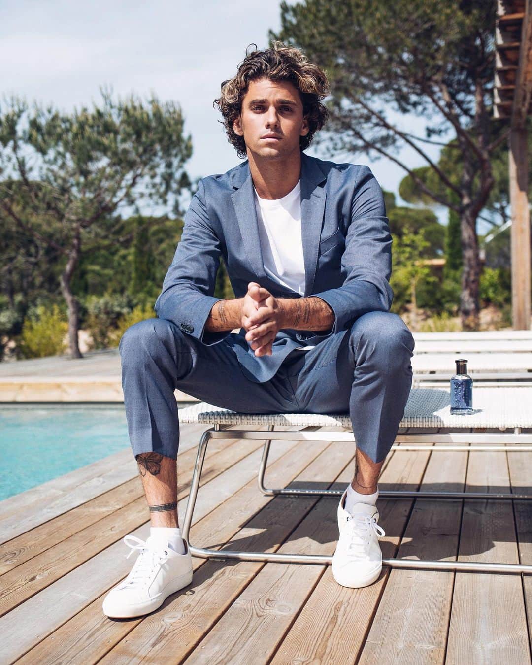 のインスタグラム：「Ciaaaaoo.. Earlier this year shooting the new @boss Infinite fragrance campaign.. Possibly the most clothing I’ve ever worn everrr.. 😂❤️ (Btw brands that support tattoos are my favorite 🤞🏽) #boss #Portugal #Bossbottled #ad」