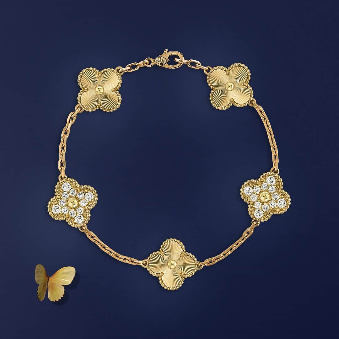 ヴァンクリーフ&アーペルさんのインスタグラム写真 - (ヴァンクリーフ&アーペルInstagram)「Achieve a radiant glow with the new Alhambra bracelet alternating guilloché gold and diamond-paved motifs.  #VCAalhambra #CelebratingLuck #VanCleefArpels」9月13日 0時58分 - vancleefarpels