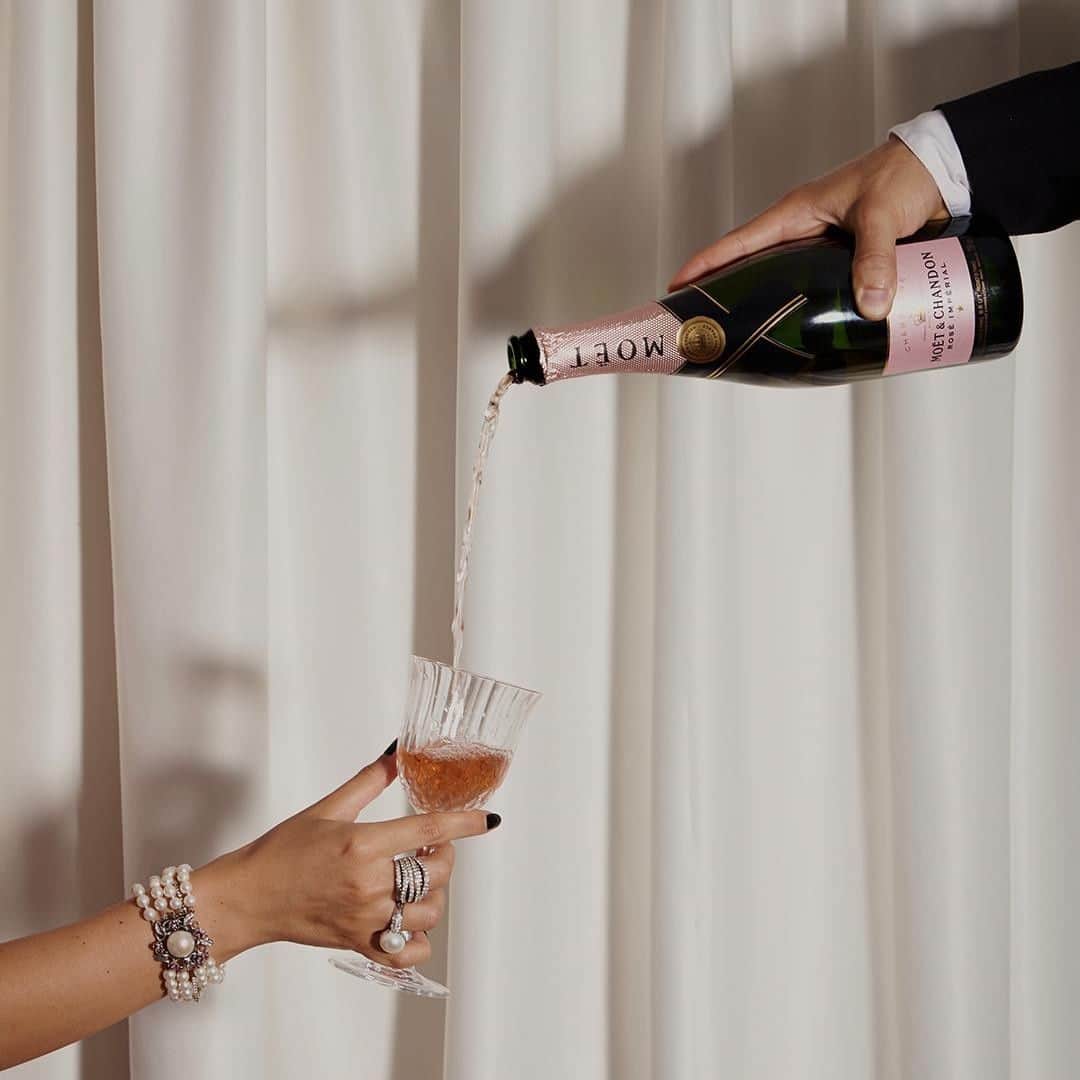 Moët & Chandon Officialさんのインスタグラム写真 - (Moët & Chandon OfficialInstagram)「Elevating this Thursday night treat. Picture by @gioiagiustino #MoetMoment #MoetRose #PerfectServe . This material is not intended to be viewed by persons under the legal alcohol drinking age or in countries with restrictions on advertising on alcoholic beverages. ENJOY MOET RESPONSIBLY」9月13日 1時00分 - moetchandon