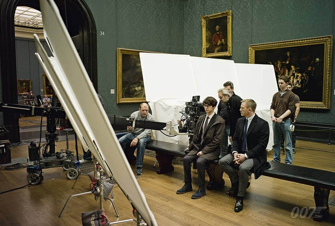 James Bond 007さんのインスタグラム写真 - (James Bond 007Instagram)「Filming Bond’s (Daniel Craig) first meeting with his new Quartermaster (Ben Whishaw) at the National Gallery in front of J.M.W. Turner’s painting The Fighting Temeraire.  #JamesBond #007 #Skyfall #DanielCraig #BenWhishaw」9月13日 1時03分 - 007