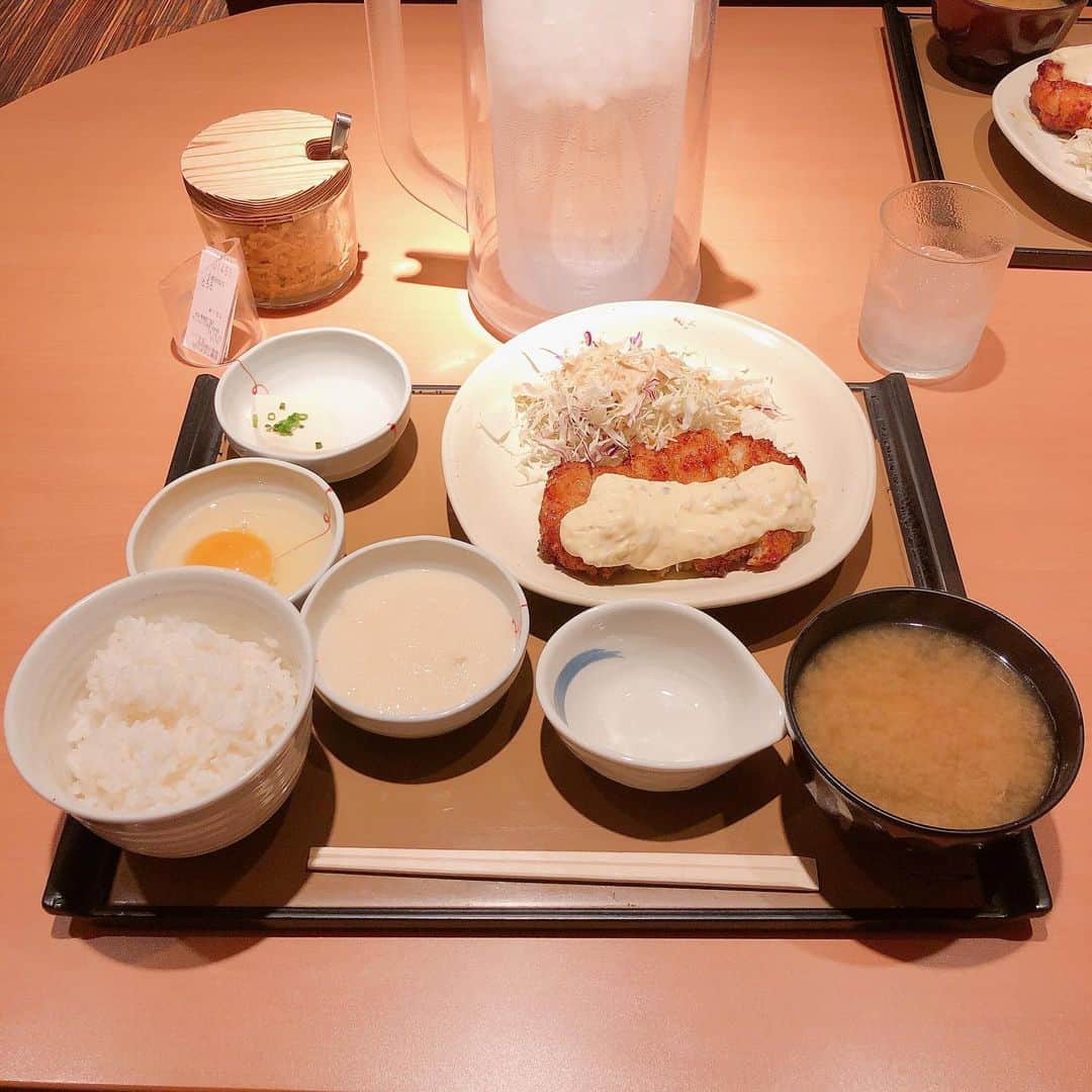 のインスタグラム：「谷やんにリハ後「ひさびさにやよい軒いかない？」と誘ってもらいやよい軒へ。チキン南蛮定食にとろろと玉子と貝汁。美味かった！ご馳走様でした！  今日は午前中からたっぷりな一日でクタクタです。おやすみなさい！  #本炭 #本日の炭水化物 #チキン南蛮 #やよい軒」