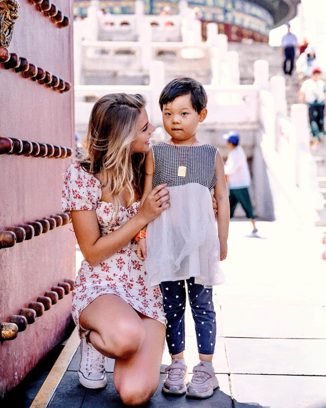 マリーナ・ラスウィックさんのインスタグラム写真 - (マリーナ・ラスウィックInstagram)「Read & swipe ➡️ • At the Temple of Heaven in Beijing, @kdukesfilm was taking pics of me and a group of people started watching. A few approached us and asked if they could take a photo with me. Kev captured a few of those moments (swipe to see)...These cuties made my day!😍」9月13日 1時08分 - marooshk