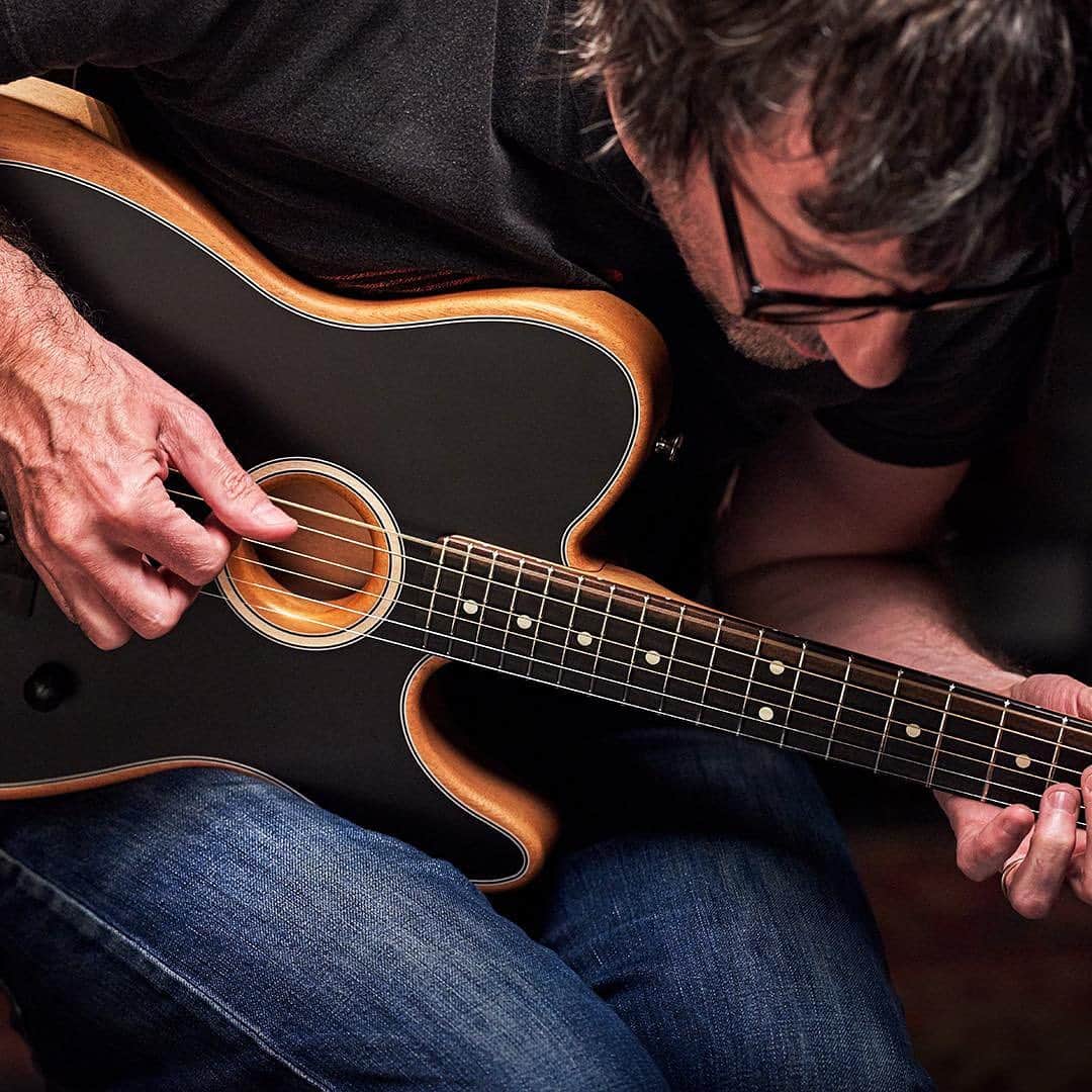 Fender Guitarさんのインスタグラム写真 - (Fender GuitarInstagram)「@grahamlcoxon of @blurofficial walks through a variety of his signature playing styles on the Acoustasonic Telecaster — from folky fingerpicking to fuzz-soaked rock and roll. Watch him play via link in bio!」9月13日 1時19分 - fender
