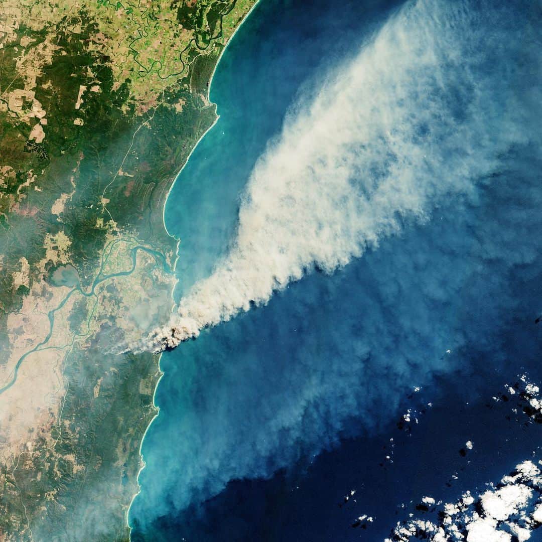 Daily Overviewさんのインスタグラム写真 - (Daily OverviewInstagram)「In the past week, multiple brushfires have broken out across New South Wales and Queensland, Australia. This image, captured by the European Space Agency's Copernicus Sentinel-2 satellite on 9/8, shows smoke rising from the Yuraygir National Park area roughly 160 miles (258 km) south of Brisbane. More than 600 firefighters were dispatched to fight the blazes, which are now reportedly contained after damaging multiple homes and other buildings. /// Image by @europeanspaceagency」9月13日 1時13分 - dailyoverview