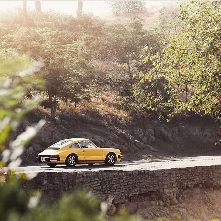 タナー・フォウストさんのインスタグラム写真 - (タナー・フォウストInstagram)「#tbt to a photo shoot with the 912.  An epic drive in a good car is always what the doctor ordered... #912e 📸 @lukemunnell」9月13日 1時27分 - tannerfoust