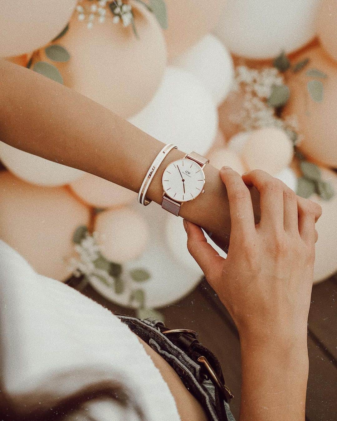 W E Y L I Eさんのインスタグラム写真 - (W E Y L I EInstagram)「Give me all the sparkles! 💫 I love how the light catches on my new @danielwellington Classic Slim Bracelet and Petite Mesh 36mm watch. I used to not care for jewelry and accessories, but I’m finally understanding why so many people love it. It completely transforms an outfit and adds the perfect touch. Create your own look with my code WEYLIE15 and get 15% off your entire purchase on www.danielwellington.com + in DW stores 😊 #dwcompletethelook #danielwellington #ad」9月13日 1時22分 - weylie