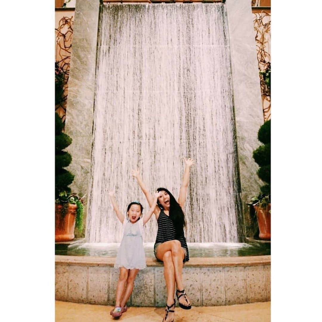 オリビア・タイのインスタグラム：「#throwbackthursday to 2015... & I know this is not the meaning of the song 😂 I saw it as a teachable moment. I have a lot of those 🤓😬 & the other two nieces that came after this photo are waterfalls... & YOU are a waterfall 💜💜💜 • we were listening to TLC on our way to Vegas, and she had questions. • Genevieve: Auntie Olivia, why did she [TLC] sing, "don't go chasing waterfalls. just stick to the rivers and the lakes that you're used to"? • me: because some people are rivers and lakes, and some people are waterfalls. she is telling the mean person to go away and stop talking to her because she is a wonderful waterfall, and the mean person doesn't deserve her. the mean person should stick to the rivers and lakes, which are great too I'm sure, but not like the waterfall. • Genevieve: oh. then, are we rivers, lakes, or waterfalls? • me: well, that's up to you, but I hope that you choose to be a waterfall. I believe that you are an amazing waterfall :) • Genevieve: you are an amazing waterfall too, Auntie Olivia. • ... hours later, we arrive at the Palazzo to find this gigantic waterfall fountain. • Genevieve: LOOK, AUNTIE OLIVIA!!!!! OUR SYMBOL!!!!!!! • .... sorry for the long-winded story. i just thought i would share one of the many conversations i have with this incredible 5-year-old waterfall of a niece. 💜」