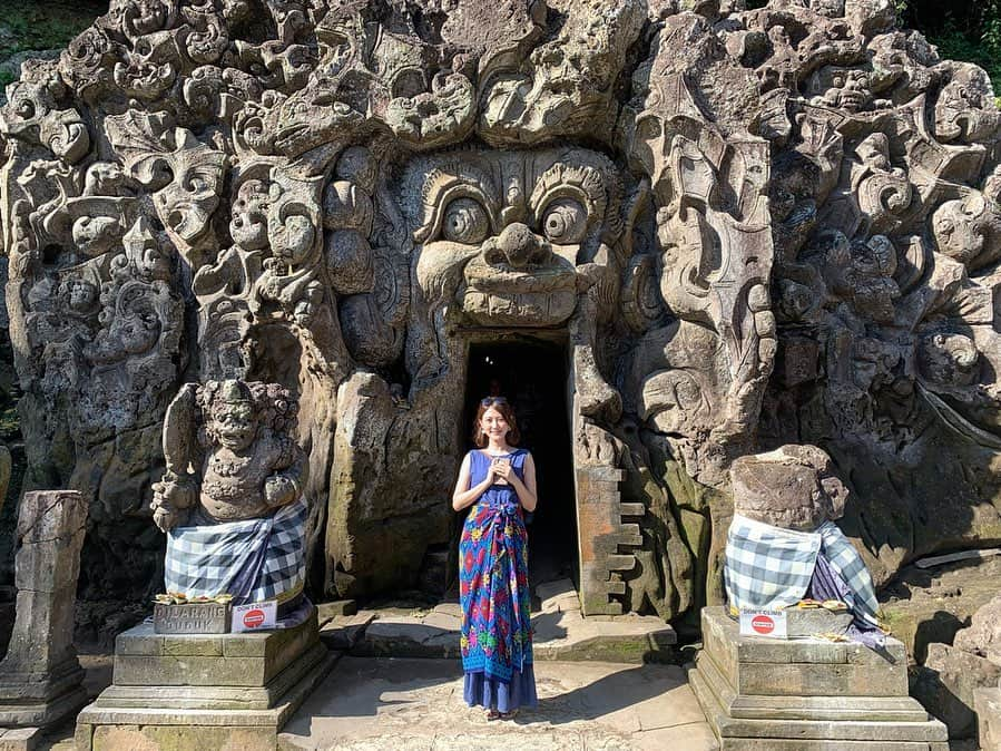 Sayuri（岸岡小百合）さんのインスタグラム写真 - (Sayuri（岸岡小百合）Instagram)「* UBUDでは ゴアガジャ遺跡にも行ってきました。 謎の多い古代遺跡ではありますが、 パワースポットとしても有名✨ * 行ってみたら本当に肩がすーっと軽くなったような、 力がみなぎるような、 不思議な感覚になったんですよねー。 * アロハシャツにサロン？を巻いているので 全身うるさい感じの誰かさん。 2人してダサめですが気にしないでください🤣 #BALI #UBUD #ウブド #ウブドの棚田 #棚田 #ubudricefields  #alohaubud #バリ #夏休み #BALI #アジア旅行 #東京女子部 #summervacation #ゴアガジャ #ゴアガジャ遺跡 #パワースポット #ケチャックダンス #バリコーヒー」9月13日 1時26分 - sayuuringo