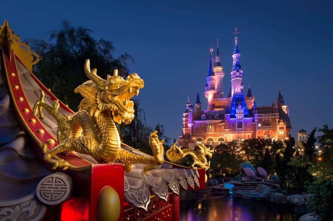 Walt Disney Worldのインスタグラム：「Did you know Shanghai Disney Resort is now on Instagram @shanghaidisneyresort? Make sure to follow them to see all the latest! 🐲 🏰#ShanghaiDisneyResort #DisneyParks #WaltDisneyWorld」
