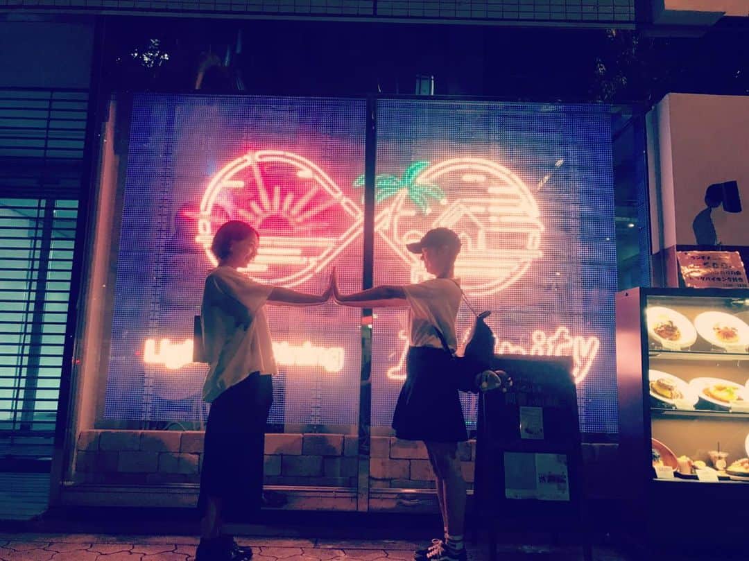 平田裕香のインスタグラム：「大阪での思い出写真。  未来ちゃんと。ネオンが綺麗な道で。 私が写ってる写真は大体 角島美緒@miokadoshima.official  が撮った写真。  大体角島さんと二人して、未来ちゃんを撮ってる。笑  そんな幽☆遊☆白書の舞台の地方公演。  #大阪 #舞台幽白 #ちょっとおしゃれっぽい」