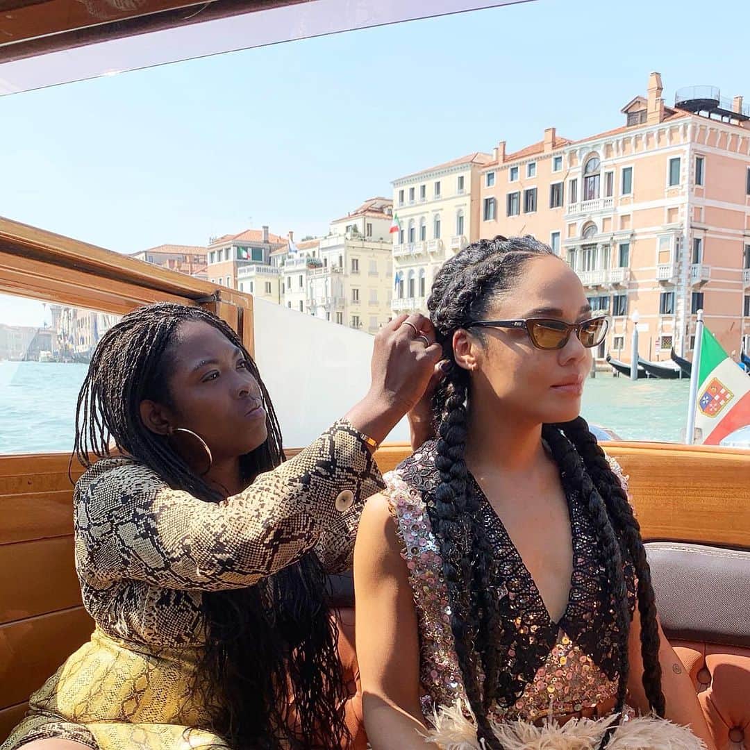 Lacy Redwayさんのインスタグラム写真 - (Lacy RedwayInstagram)「I can’t believe this is a throwback already . Me and @tessamaethompson on a boat 🚣‍♀️ sometime two weeks ago in Venezia....that’s Venice for those that don’t speak Italian as fluent as I do . 🤣🤣🤣🤣🤣 Also, this is my concentration face 😩. I was focused y’all .  TT lets go back !!! #hairbylacyredway #braidsbylacyredway #tessathompson #Lacyxtessa」9月13日 1時50分 - lacyredway