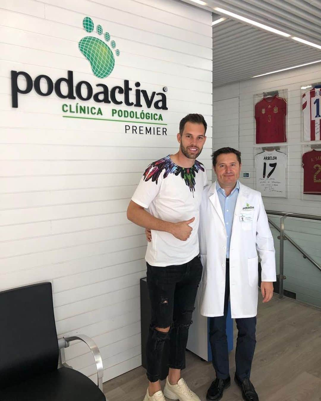 ヘスス・フェルナンデス・コラードのインスタグラム：「Confiando siempre en los mejores!! Gracias @jvictoralfaro @podoactiva !!🦶🏼🦶🏼🔝🔝⚽️⚽️ @espinillerasyounext  #pisabienvivemejor #podoactiva#plantillaspersonalizadas#football#goalkeeper#lifestyle」