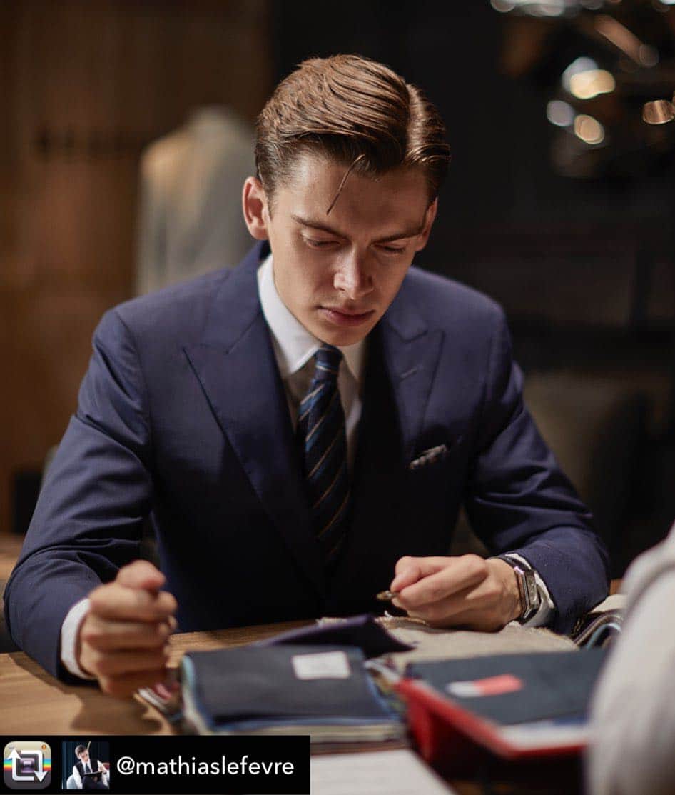 ギーブス&ホークスのインスタグラム：「Repost from @mathiaslefevre A Made-To-Measure appointment in No. 1 Savile Row 🇬🇧⁣ ⁣ When I received the news that @gieveslondon had relaunched their Made-to-Measure service, I booked an appointment straight away to see how the new blocks would measure up.⁣ ⁣ - Read the full review & guide on made-to-measure 𝐋𝐢𝐧𝐤 𝐢𝐧 𝐛𝐢𝐨 ⁣ ⁣ Photography by @nicktydeman」