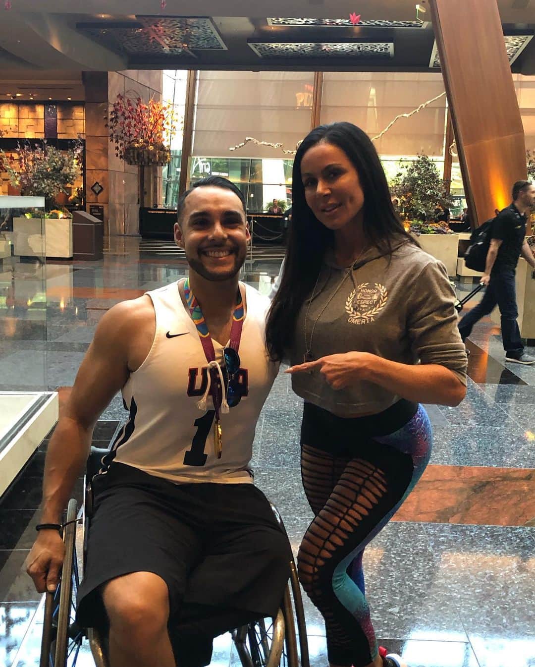 Kendra Lustさんのインスタグラム写真 - (Kendra LustInstagram)「Had the pleasure to meet the #goldmedalist 🇺🇸@athlete_jorge_sanchez & his Beautiful girl @cristaldiaz .. what’s up #triplec @henry_cejudo I’m wearing the gold medal now 😜 #Vegas」9月13日 7時30分 - kendralust
