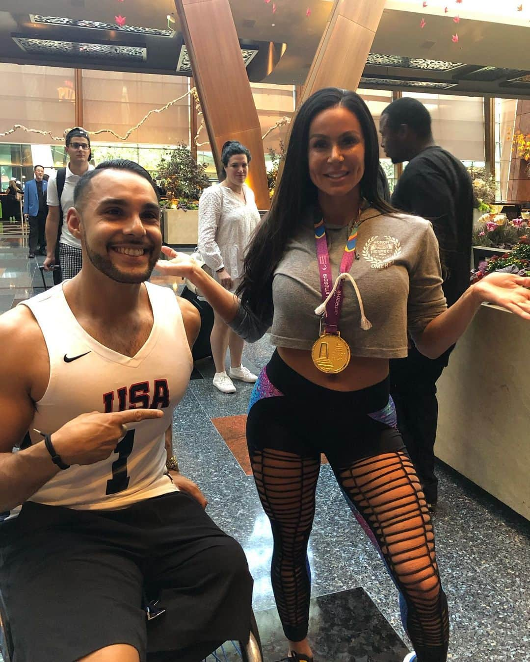 Kendra Lustさんのインスタグラム写真 - (Kendra LustInstagram)「Had the pleasure to meet the #goldmedalist 🇺🇸@athlete_jorge_sanchez & his Beautiful girl @cristaldiaz .. what’s up #triplec @henry_cejudo I’m wearing the gold medal now 😜 #Vegas」9月13日 7時30分 - kendralust