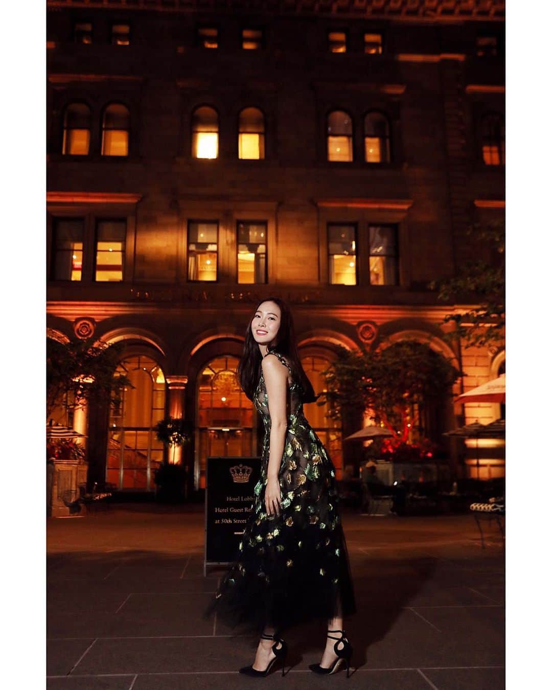 ジェシカ さんのインスタグラム写真 - (ジェシカ Instagram)「Enchantment at the palace 🏰🌙✨ #nyfw #stayiconic @newyorkpalace」9月13日 2時04分 - jessica.syj