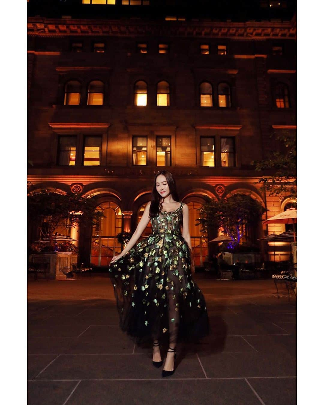 ジェシカ さんのインスタグラム写真 - (ジェシカ Instagram)「Enchantment at the palace 🏰🌙✨ #nyfw #stayiconic @newyorkpalace」9月13日 2時04分 - jessica.syj