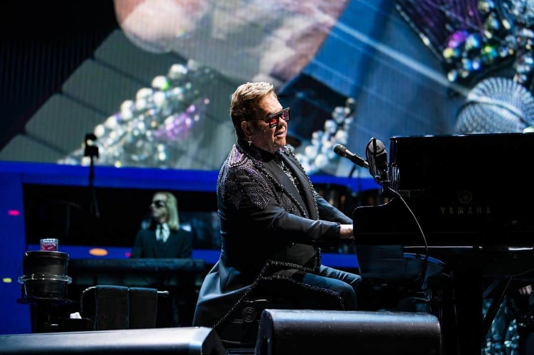 エルトン・ジョンさんのインスタグラム写真 - (エルトン・ジョンInstagram)「Amazing time in Anaheim ⭐💫 Great to see @billyidol before my show too! #EltonFarewellTour #tourdiary 📷: @bengibsonphoto」9月13日 2時10分 - eltonjohn