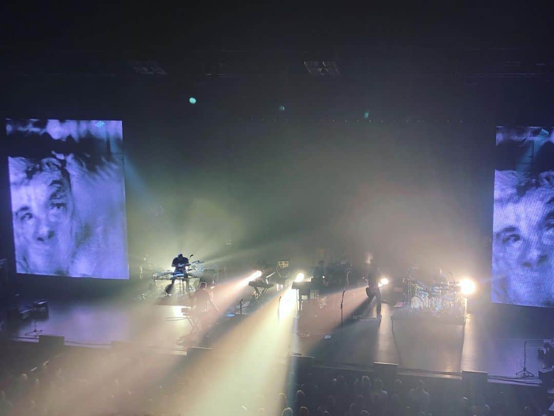 のインスタグラム：「Massive Attack Mezzanine  9/11 . Beautiful 🖤 . . #massiveattack #chicagotheatre」