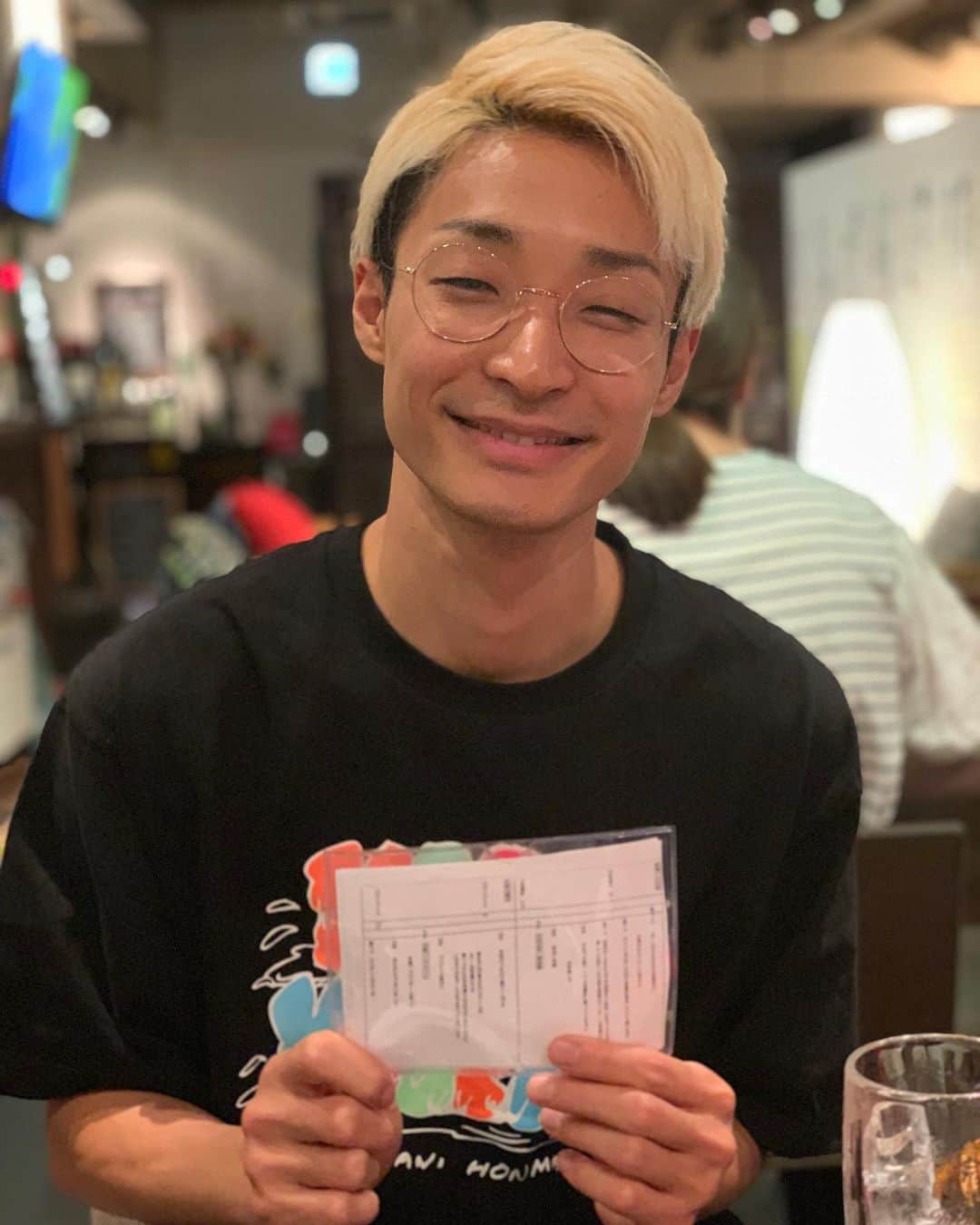 池田真一のインスタグラム：「今日の俺痩せの罰ゲームはけんとに進行してもらってんけど打ち上げにもカンペ持って来てた！ そんなにMC楽しかったんかなぁ🤔 打ち上げも最高でした！ ストレンジャーシングスのウィルにそっくりな作家の湯尾くんも楽しそうでした！」