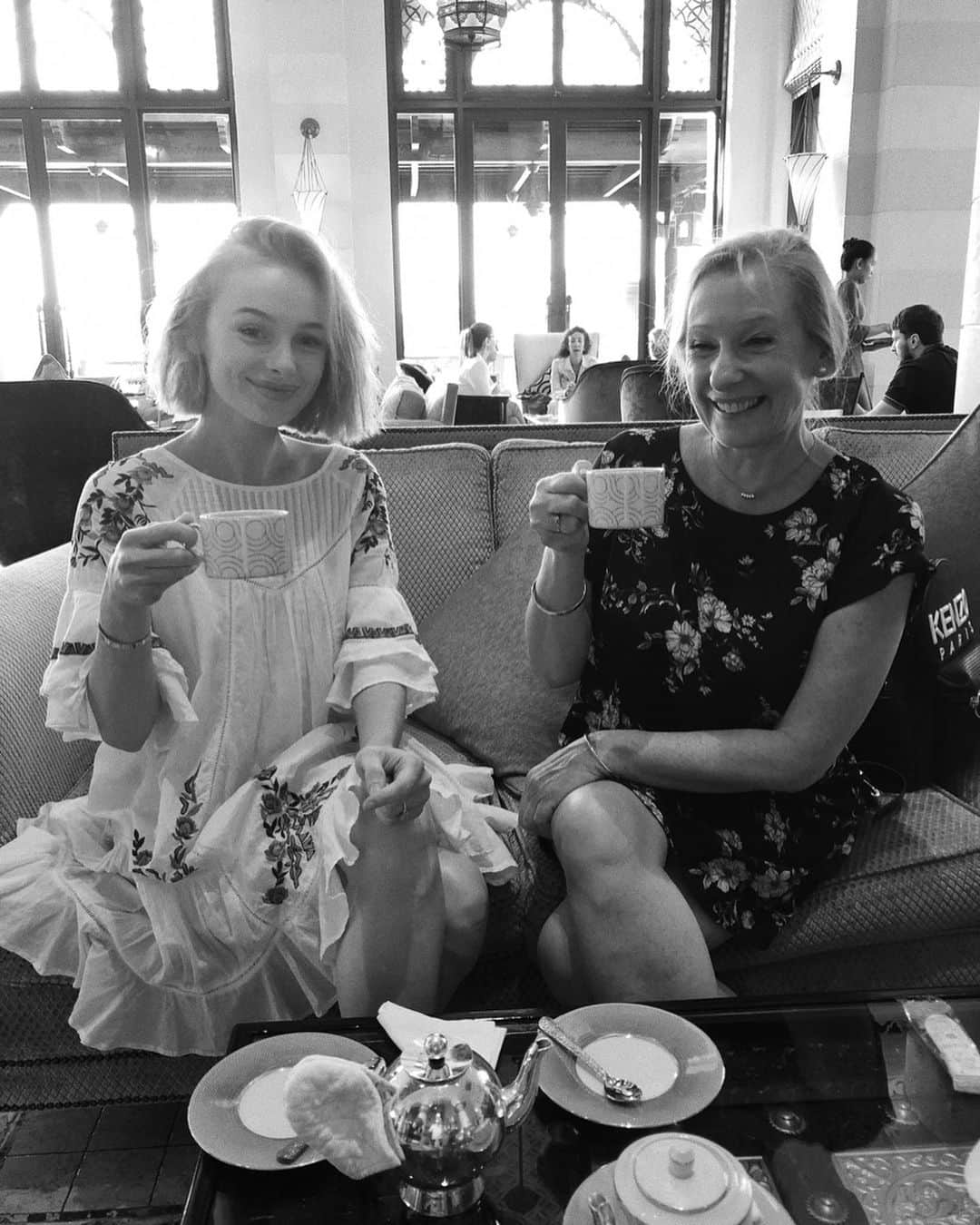 のインスタグラム：「Every afternoon ☺️✨☕️ #dubailife #afternoontea #familytime #love」